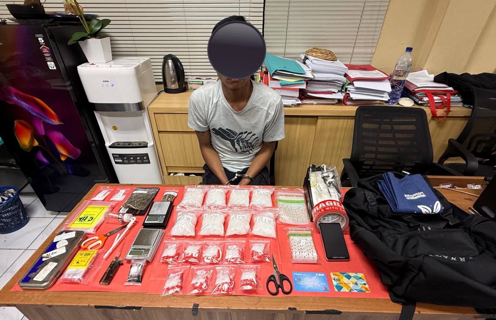 Polda Bali mengamankan barang bukti 831 gram sabu dalam pengungkapan kasus narkotika di Denpasar.