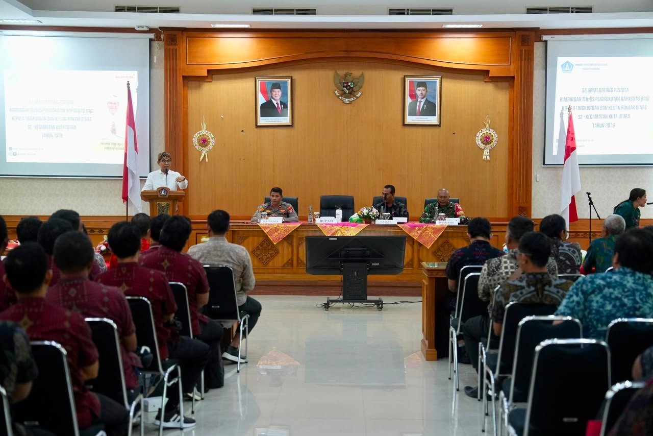 Bupati Badung Adi Arnawa membuka Bimtek Kaling dan Kelian Banjar Dinas Kuta Utara