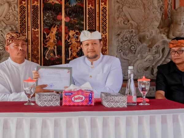 Wabup Bagus Alit Sucipta serahkan dokumen kematian di Bongkasa