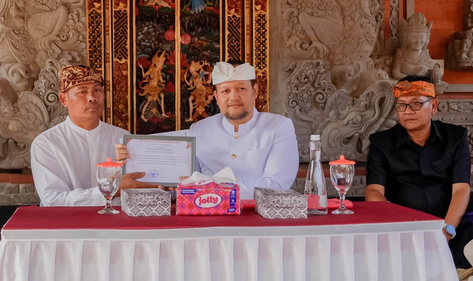 Wabup Bagus Alit Sucipta serahkan dokumen kematian di Bongkasa