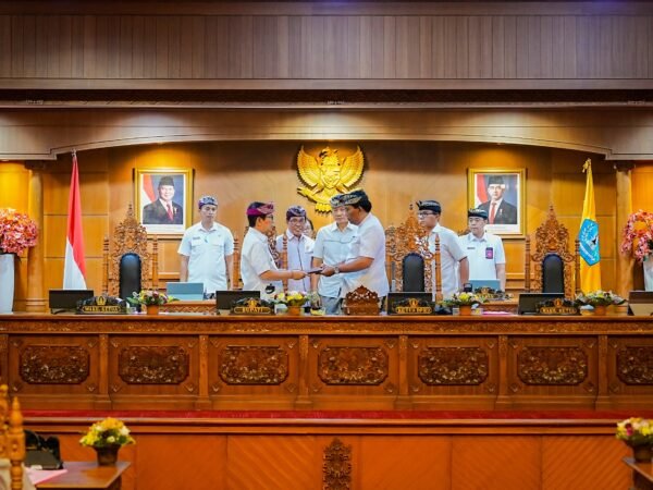 Bupati Badung I Wayan Adi Arnawa dalam Rapat Paripurna DPRD Badung membahas perubahan KUA-PPAS 2026.