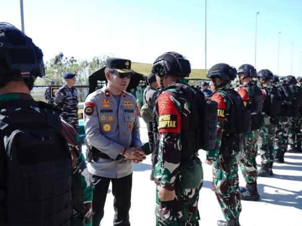 Wakapolda Bali menghadiri pemberangkatan Satgas Yonif 900/SBW ke Papua