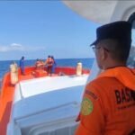 Tim SAR mencari korban kapal terbakar di Selat Lombok