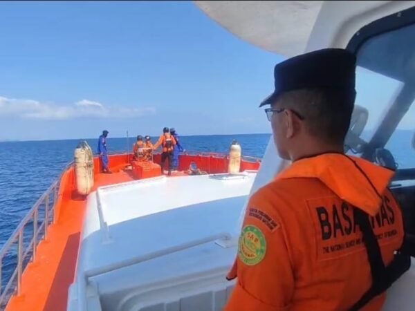 Tim SAR mencari korban kapal terbakar di Selat Lombok