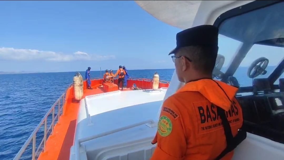Tim SAR mencari korban kapal terbakar di Selat Lombok