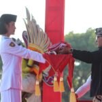 Giri Prasta memimpin upacara penurunan bendera HUT ke-81 RI di Bali