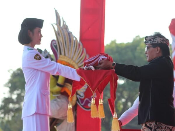 Giri Prasta memimpin upacara penurunan bendera HUT ke-81 RI di Bali