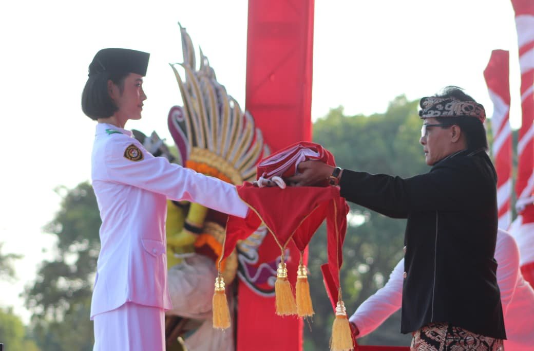 Giri Prasta memimpin upacara penurunan bendera HUT ke-81 RI di Bali