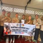 Gubernur Bali Wayan Koster menyerahkan bantuan gempa NTT