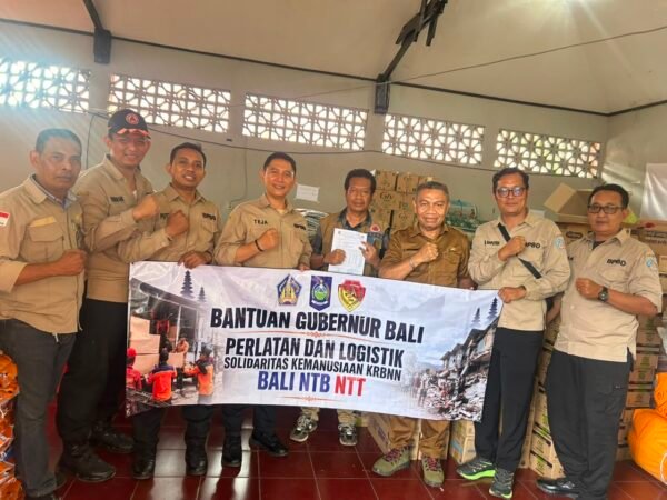 Gubernur Bali Wayan Koster menyerahkan bantuan gempa NTT