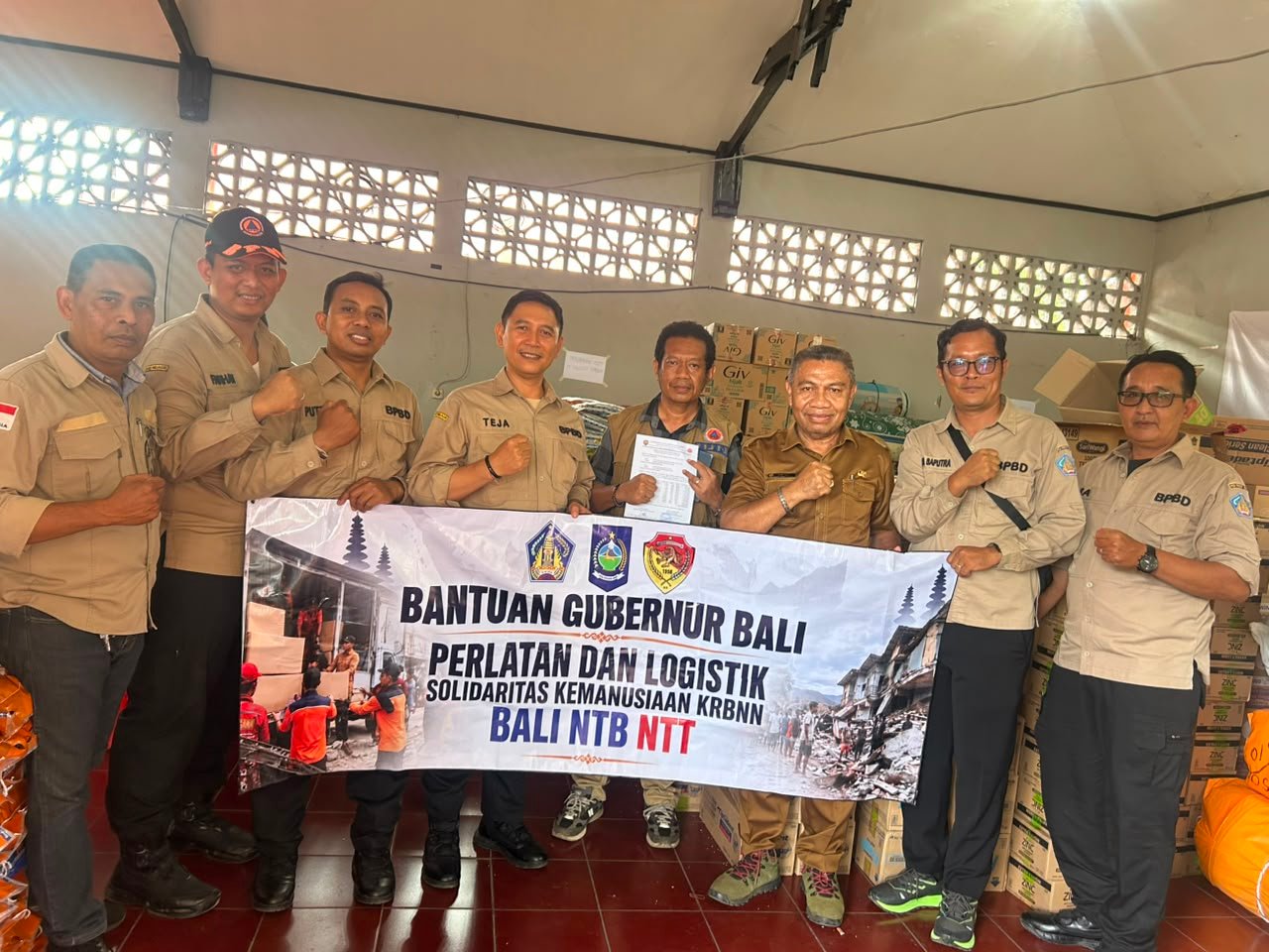 Gubernur Bali Wayan Koster menyerahkan bantuan gempa NTT