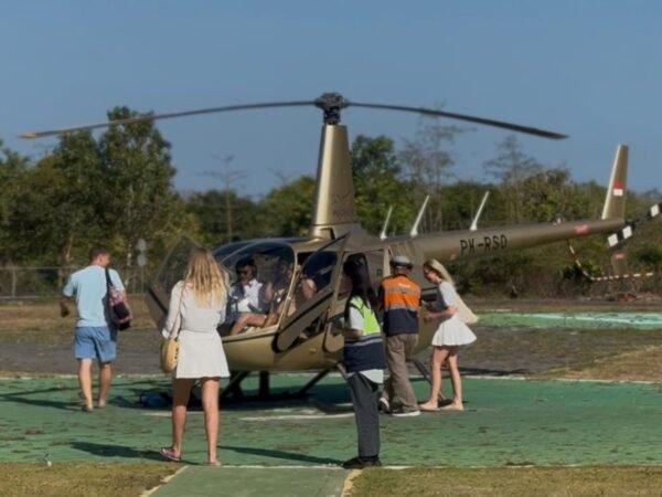 Wisatawan menikmati panorama Bali dari udara menggunakan helikopter