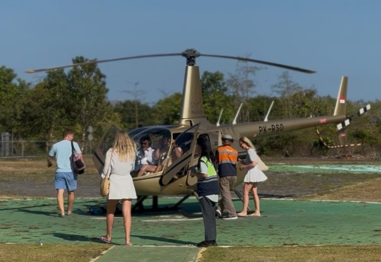 Wisatawan menikmati panorama Bali dari udara menggunakan helikopter