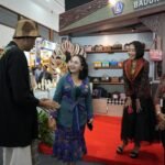 Nyonya Rasniathi Adi Arnawa mengunjungi stan IKM Badung di Kriyanusa 2026