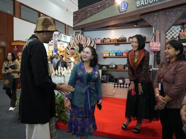 Nyonya Rasniathi Adi Arnawa mengunjungi stan IKM Badung di Kriyanusa 2026
