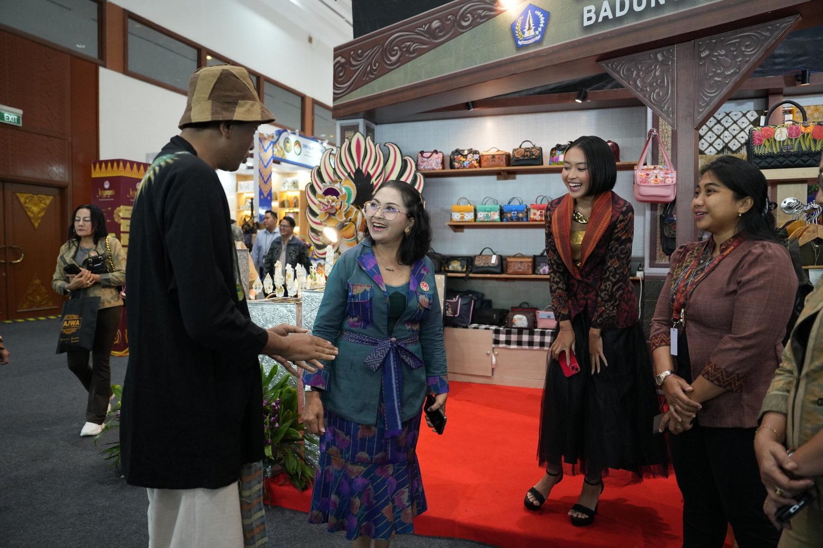 Nyonya Rasniathi Adi Arnawa mengunjungi stan IKM Badung di Kriyanusa 2026
