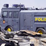Personel Samapta Polresta Denpasar membantu penanganan kebakaran di Jalan Nakula.