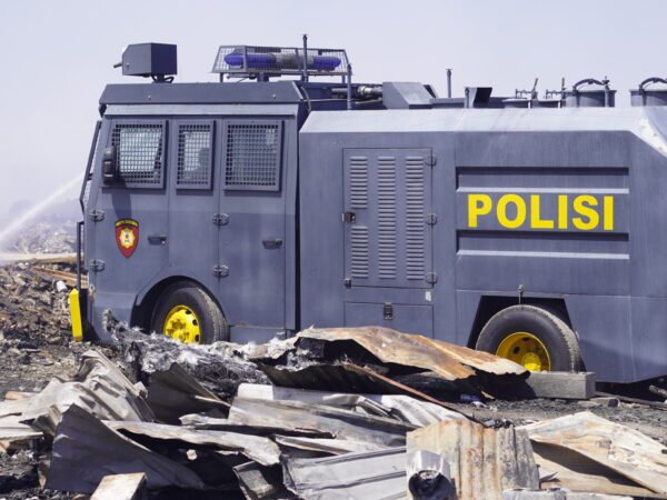 Personel Samapta Polresta Denpasar membantu penanganan kebakaran di Jalan Nakula.
