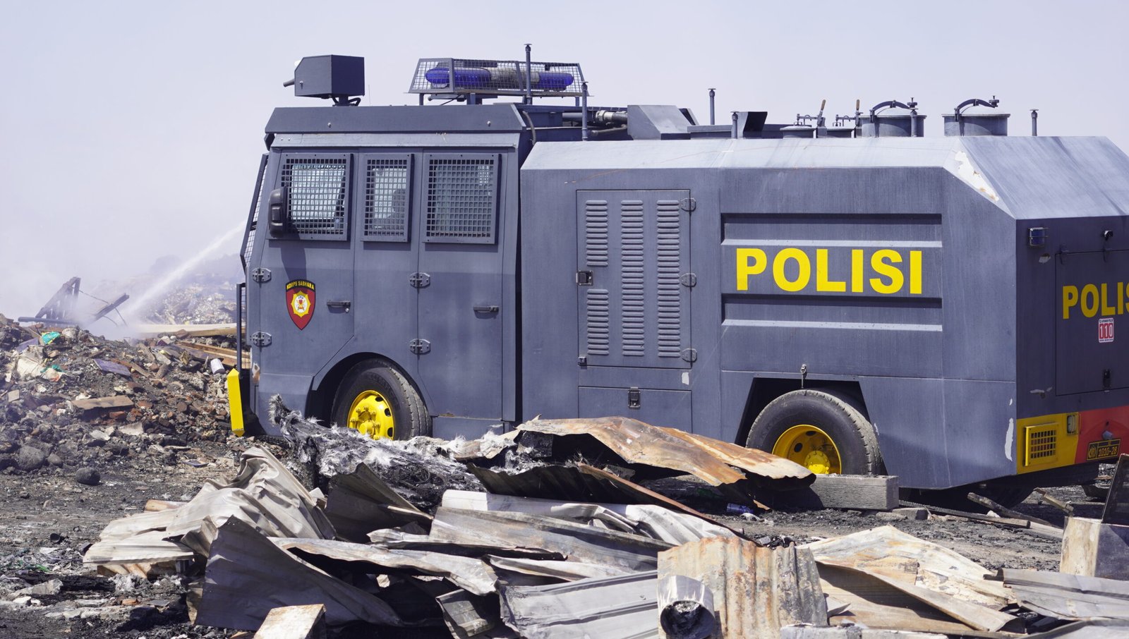 Personel Samapta Polresta Denpasar membantu penanganan kebakaran di Jalan Nakula.
