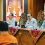 Wabup Badung Bagus Alit Sucipta memimpin rakor penanggulangan kemiskinan 2026.