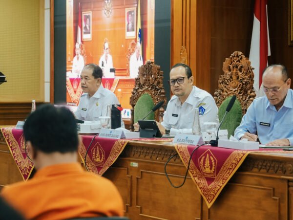 Wabup Badung Bagus Alit Sucipta memimpin rakor penanggulangan kemiskinan 2026.