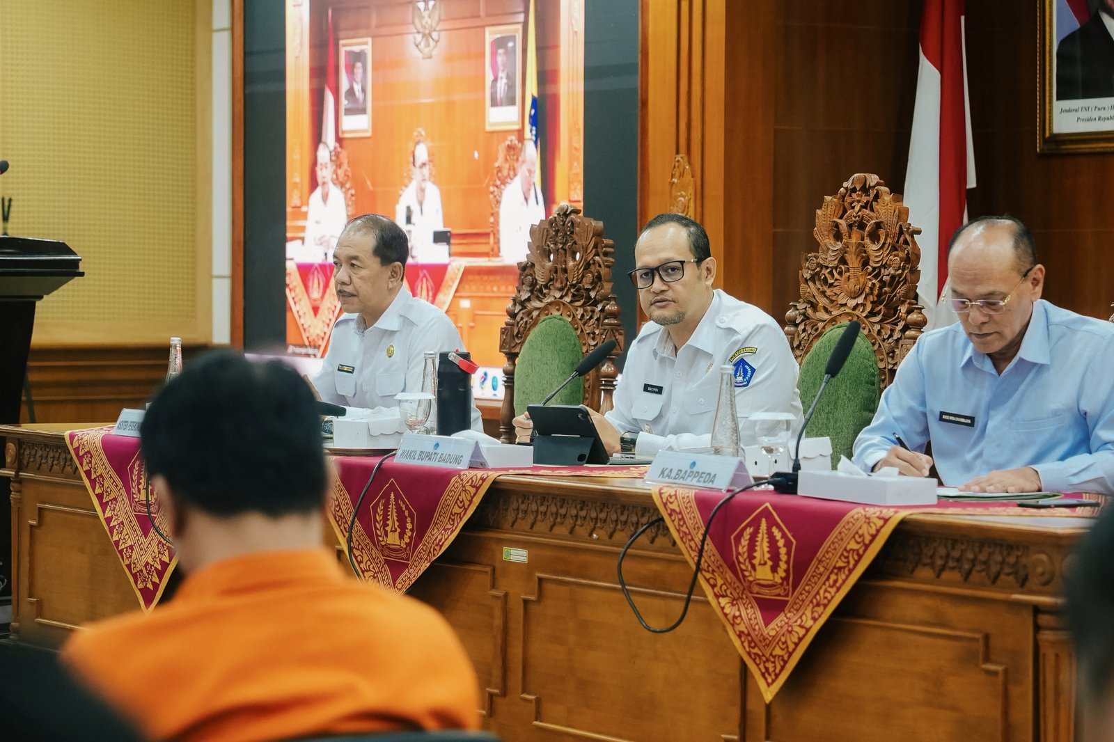 Wabup Badung Bagus Alit Sucipta memimpin rakor penanggulangan kemiskinan 2026.
