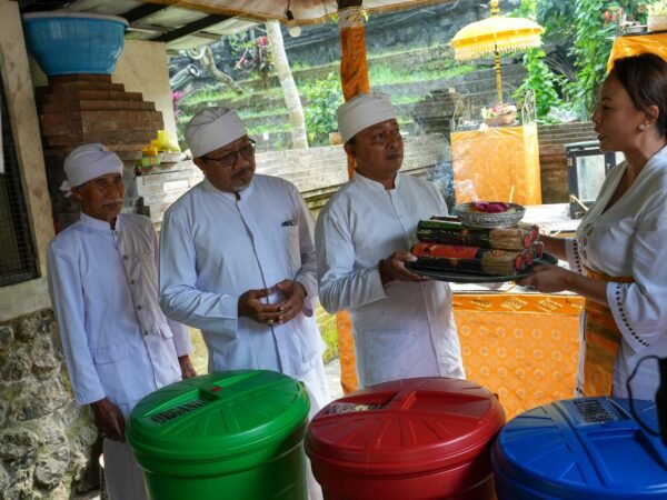 Ketua WHDI Badung Yunita Alit Sucipta di Pura Taman Mumbul