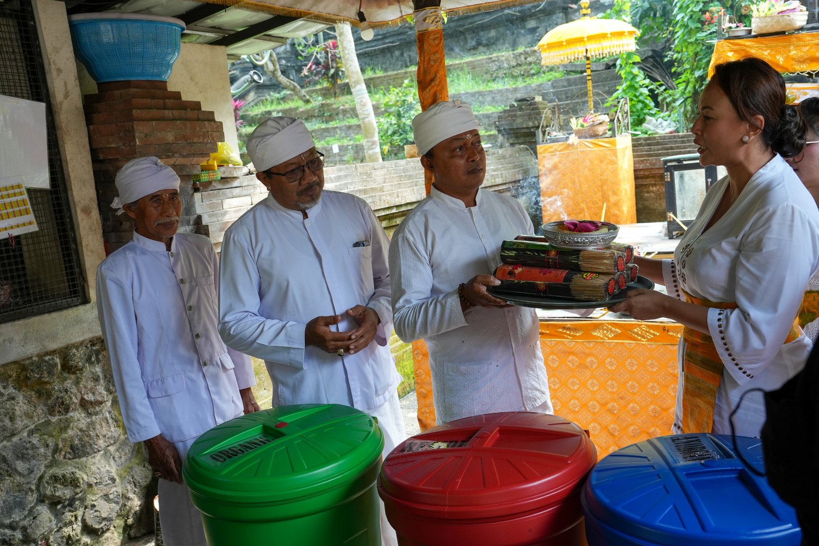Ketua WHDI Badung Yunita Alit Sucipta di Pura Taman Mumbul