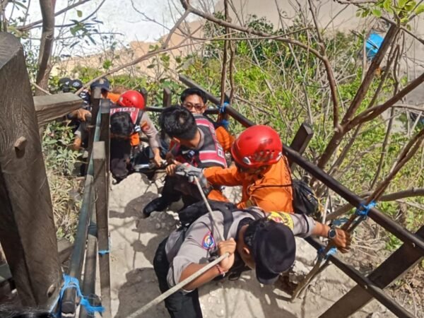 Evakuasi WNA jatuh ke jurang di Kelingking Beach Nusa Penida