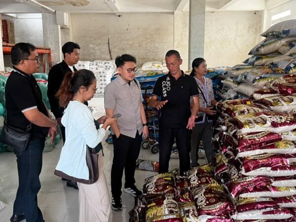 Satgas Polda Bali memeriksa harga beras di pasar dan distributor