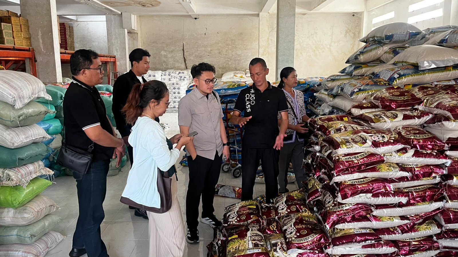 Satgas Polda Bali memeriksa harga beras di pasar dan distributor