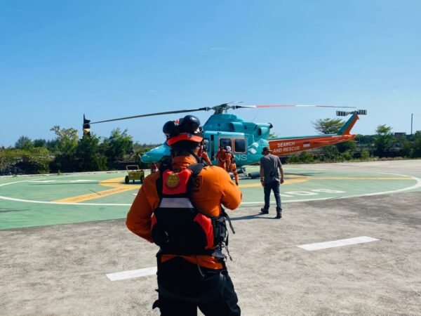 Tim SAR mencari tiga korban speed boat di Manta Point Nusa Penida
