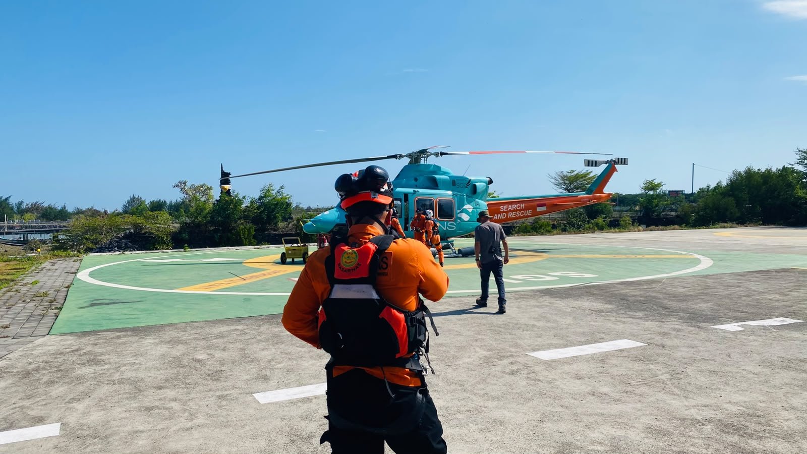 Tim SAR mencari tiga korban speed boat di Manta Point Nusa Penida