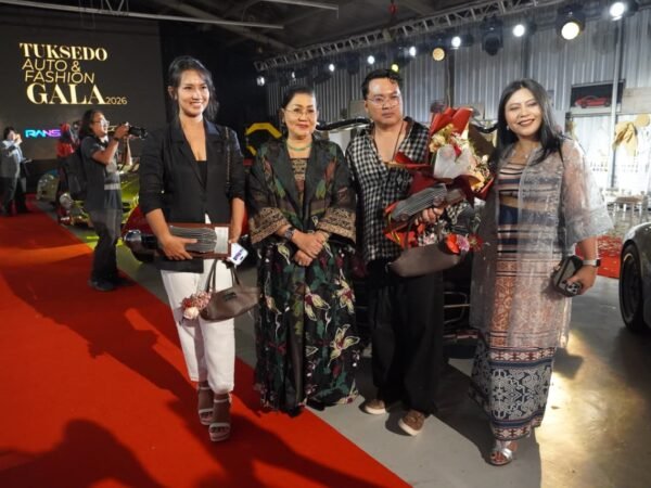Putri Koster menghadiri Tuksedo Auto and Fashion Gala 2026 di Gianyar