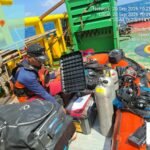 Penyelam Basarnas mencari korban KM Virgo Transport 8 di dalam kapal
