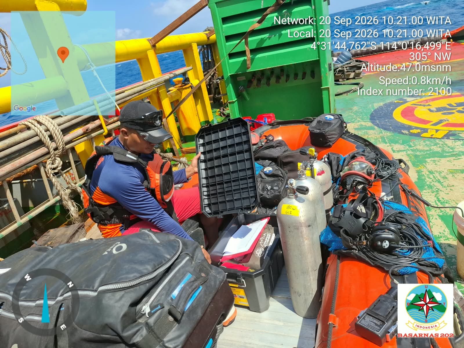 Penyelam Basarnas mencari korban KM Virgo Transport 8 di dalam kapal
