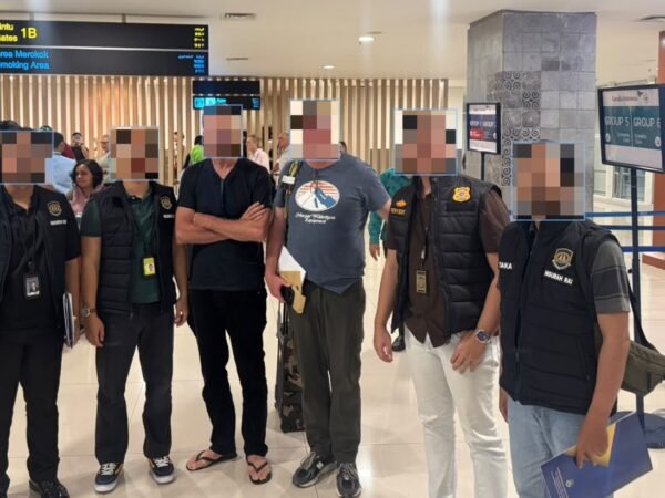 Petugas Imigrasi Ngurah Rai melakukan pengawasan terhadap warga negara asing di Bali