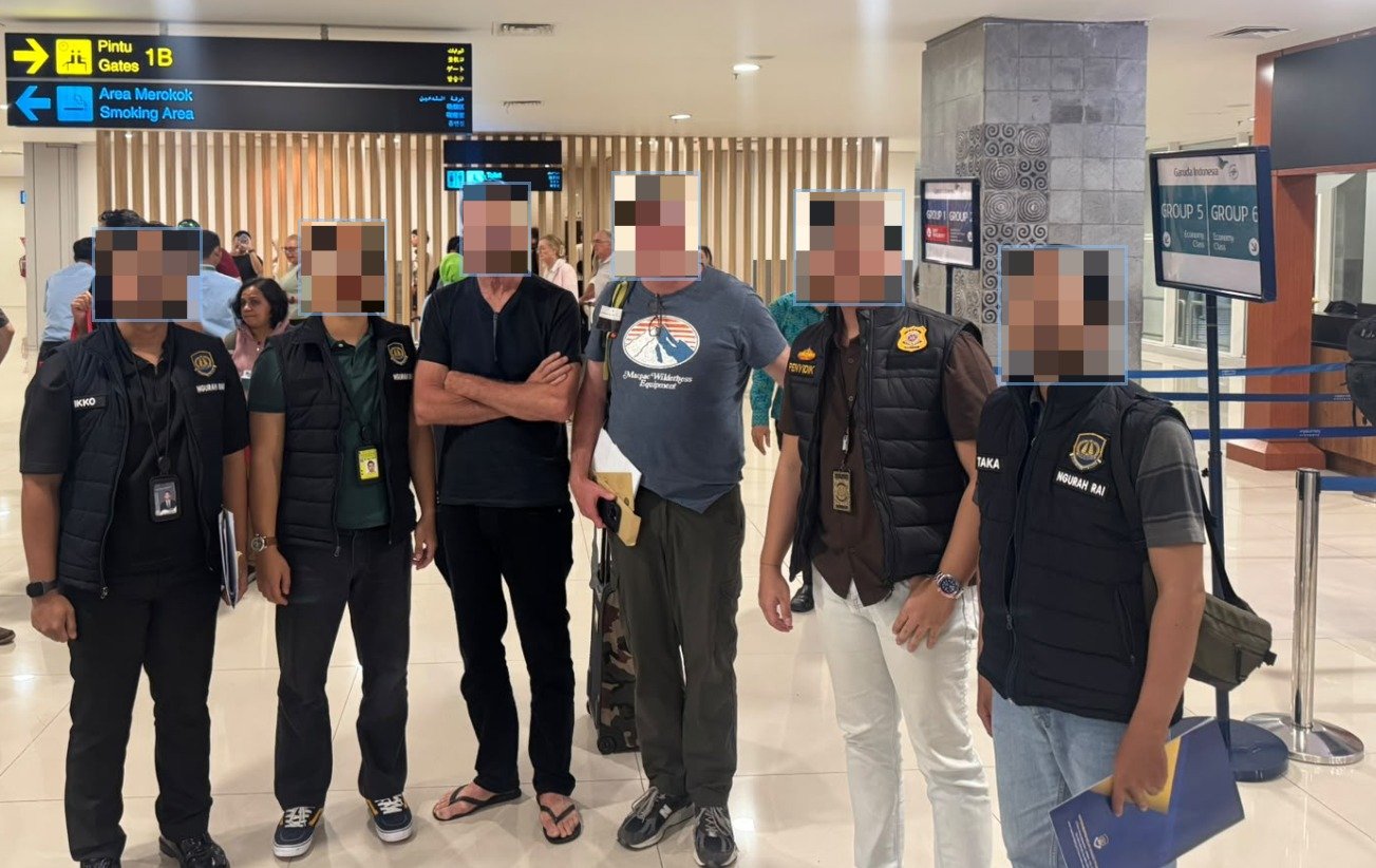 Petugas Imigrasi Ngurah Rai melakukan pengawasan terhadap warga negara asing di Bali