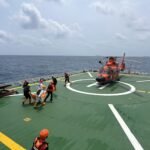 Tim SAR Gabungan mengevakuasi korban KM Virgo Transport 8 di Laut Jawa