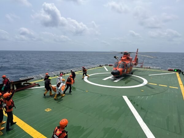 Tim SAR Gabungan mengevakuasi korban KM Virgo Transport 8 di Laut Jawa