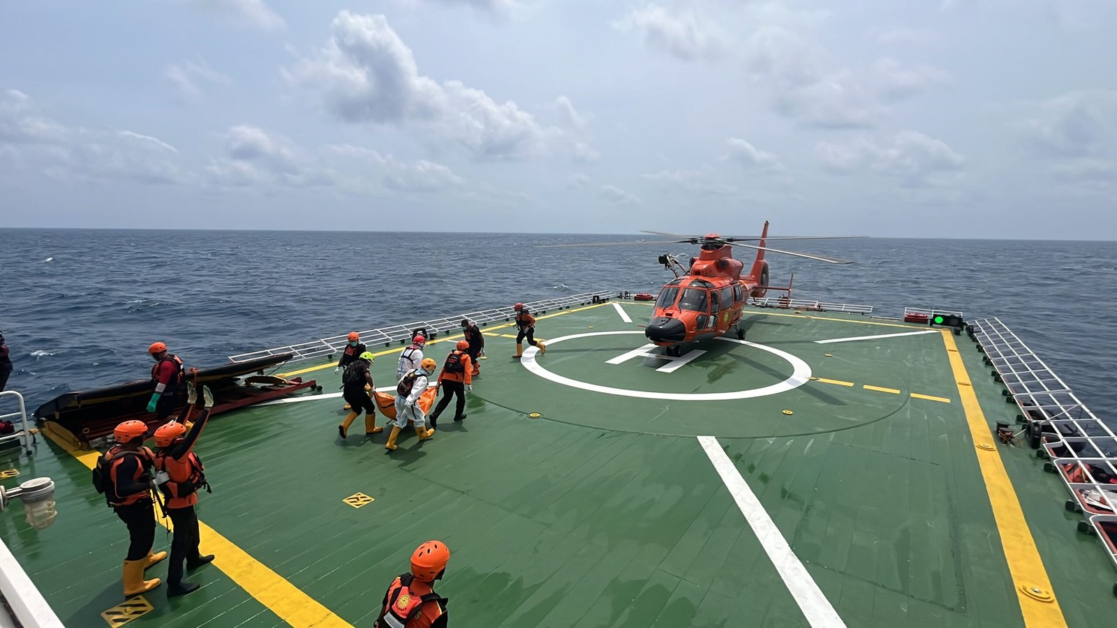 Tim SAR Gabungan mengevakuasi korban KM Virgo Transport 8 di Laut Jawa