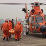 Dua helikopter Basarnas mengevakuasi tujuh korban KM Virgo Transport 8 ke Banjarmasin.
