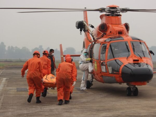 Dua helikopter Basarnas mengevakuasi tujuh korban KM Virgo Transport 8 ke Banjarmasin.