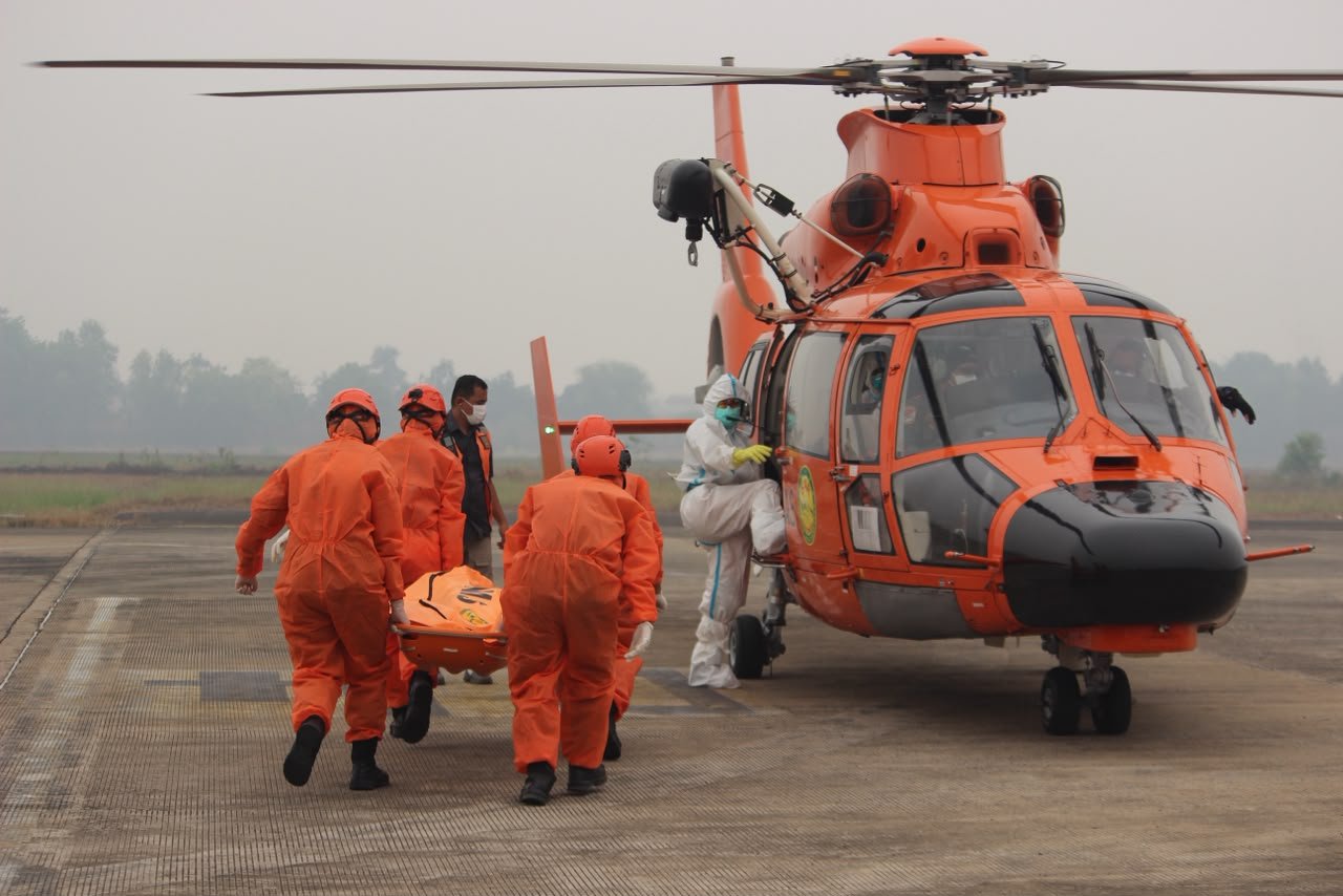 Dua helikopter Basarnas mengevakuasi tujuh korban KM Virgo Transport 8 ke Banjarmasin.