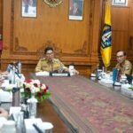 Bupati Adi Arnawa mengikuti rapat pinjaman daerah Badung