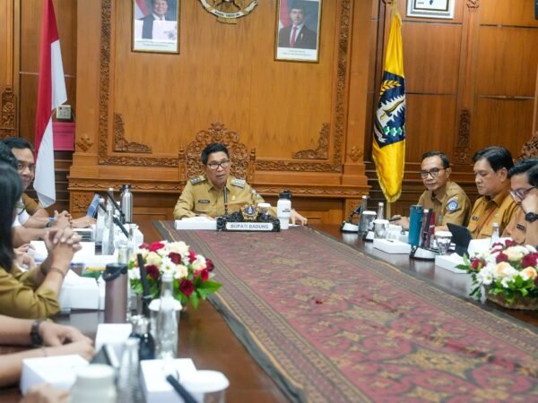 Bupati Adi Arnawa mengikuti rapat pinjaman daerah Badung