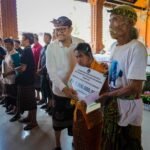 Wabup Badung Bagus Alit Sucipta menyerahkan bantuan rumah layak huni dan bansos disabilitas 2026.