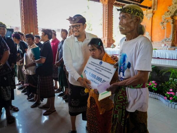 Wabup Badung Bagus Alit Sucipta menyerahkan bantuan rumah layak huni dan bansos disabilitas 2026.