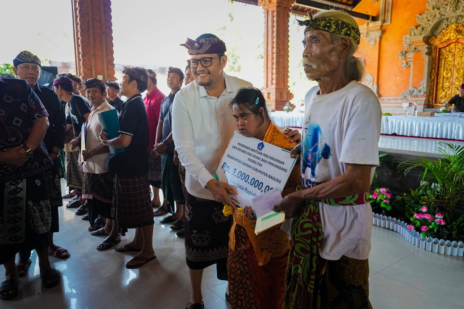 Wabup Badung Bagus Alit Sucipta menyerahkan bantuan rumah layak huni dan bansos disabilitas 2026.