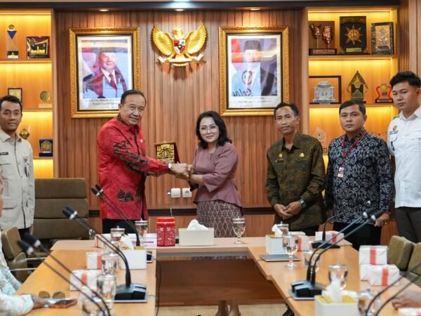 Rasniathi Adi Arnawa bersama Paskibraka Badung saat kunjungan ke IPDN dan BPIP RI